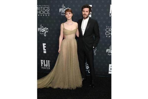 Adam Brody dan Leighton Meester di  Critics Choice Awards, Jumat (7/2/2025). (FOTO: GETTY IMAGE) 