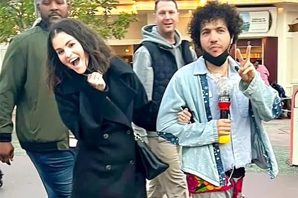 Selena Gomez dan Benny Blanco mengunjungi Disneyland bersama pada 7 Februari 2025. (FOTO: MEGA) 