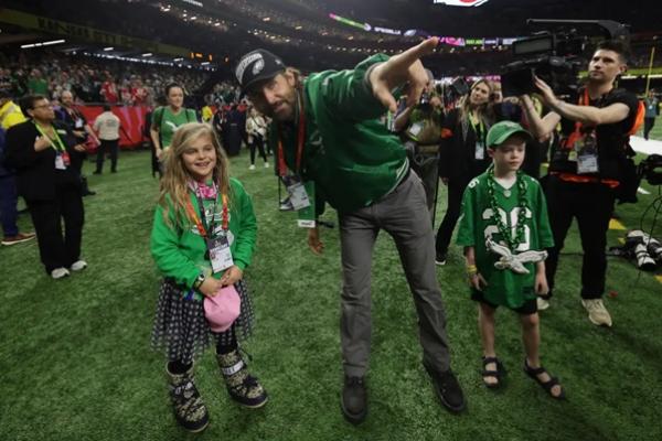 Bradley Cooper dan putrinya, Lea, nonton pertandingan Chiefs vs Eagles di Super Bowl 2025, Minggu (9/2/2025). (FOTO: REUTERS) 