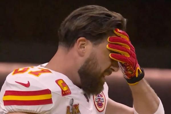 Travis Kelce tampak kecewa setelah Kansas City Chiefs kalah dari Philadelphia Eagles di Super Bowl 2025, Minggu (9/2/2025). (FOTO: FOX) 