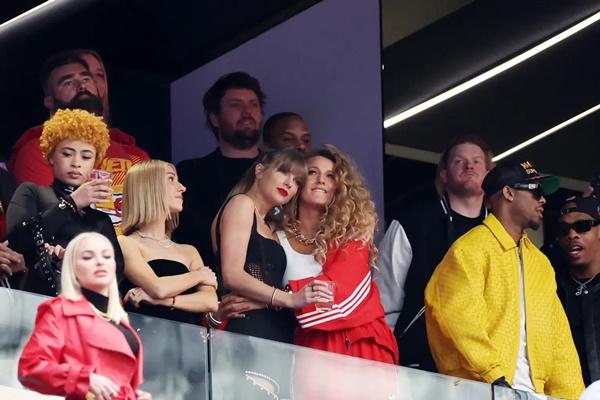 Taylor Swift dan Blake Lively menghadiri Super Bowl 2024 bersama Ice Spice dan Lana Del Rey. (FOTO: GETTY IMAGE) 