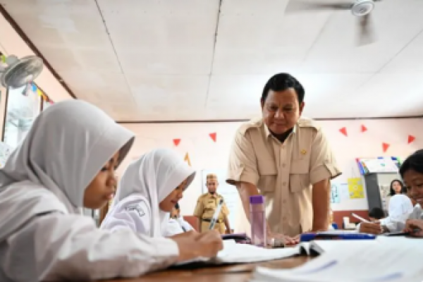 Presiden Prabowo Subianto meninjau pelaksanaan program Makan Nergizi Gratis di salah satu SD di Kota Bogor, Senin (10/2/2025). 