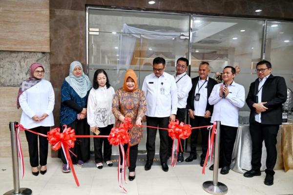 Sekretaris Jenderal MPR RI, Siti Fauziah melakukan pengguntingan pita penanda diresmikannya Klinik Pratama Sekretariat Jenderal MPR RI, Senin (Foto: Humas MPR) 