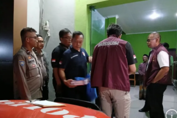 Penyidik Bareskrim Polri menggeledah Kantor Kades Kohod terkait kasus pagar laut, di Kabupaten Tangerang, Senin (10/2/2024) malam. (foto:Antara) 