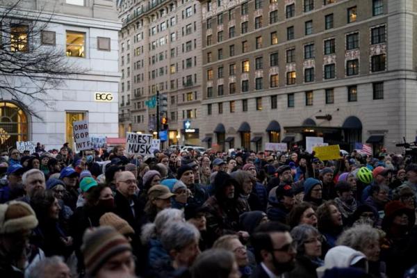 Demonstran berunjuk rasa di luar Departemen Keuangan, Washington, D.C., 4 Februari 2025. REUTERS 