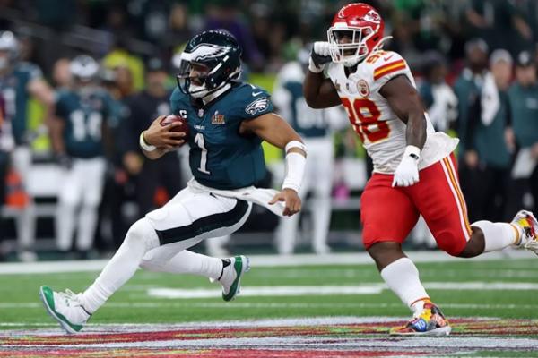 Philadelphia Eagles bertanding melawan Kansas City Chiefs di pertandingan Super Bowl 2025, Minggu (9/2/2025) di  Caesars Superdome, New Orleans. (FOTO: GETTY IMAGE)  