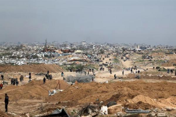 Warga Palestina berjalan setelah pasukan Israel mundur dari Koridor Netzarim, dekat Kota Gaza, 9 Februari 2025. REUTERS 