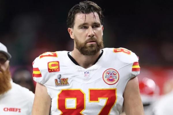 Travis Kelce tampak kecewa setelah Kansas City Chiefs kalah dari Philadelphia Eagles di Super Bowl 2025, Minggu (9/2/2025). (FOTO: FOX) 