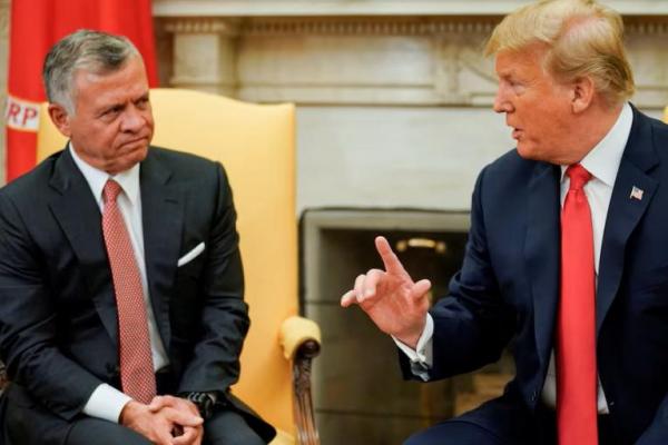 Presiden AS Donald Trump berbincang dengan Raja Yordania Abdullah selama pertemuan di Ruang Oval Gedung Putih di Washington, AS, 25 Juni 2018. REUTERS 