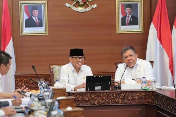 Mendes PDT Yandri Susanto saat menerima audiensi Wakil Menteri Perumahan dan Kawasan Permukiman (PKP) Fahri Hamzah di Kantor Kemendes PDT (Foto: Humas Kemendes PDT) 