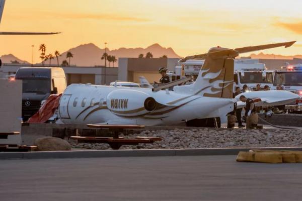 Petugas tanggap darurat merespons setelah jet bisnis bertabrakan dengan jet lain yang diparkir di bandara kota di Scottsdale, Arizona, AS, 10 Februari 2025. REUTERS 