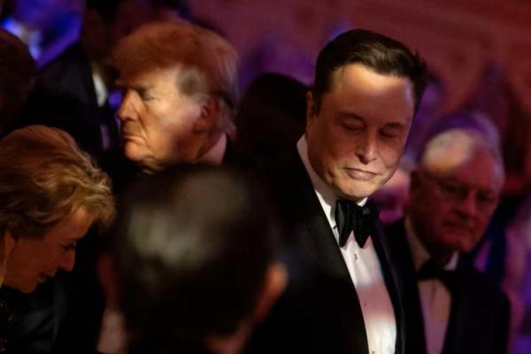 Presiden terpilih AS Donald Trump berjalan melewati Elon Musk selama gala America First Policy Institute di Palm Beach, Florida, AS, 14 November 2024. REUTERS 