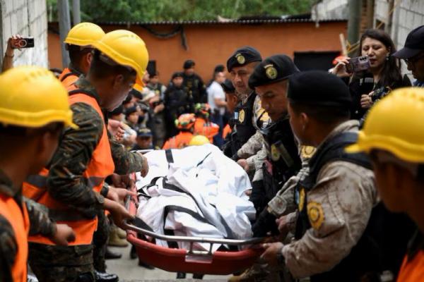 Petugas tanggap darurat membawa jenazah korban setelah kecelakaan bus yang mematikan, di Guatemala City, Guatemala, 10 Februari 2025. REUTERS 