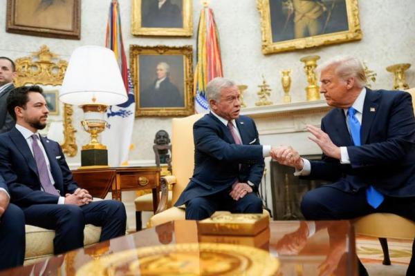 Presiden AS Donald Trump berjabat tangan dengan Raja Yordania Abdullah, saat Putra Mahkota Yordania Hussein duduk, di Ruang Oval di Gedung Putih di Washington, AS, 11 Februari 2025. REUTERS 