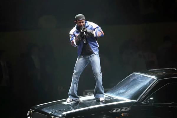 Kendrick Lamar tampil di Halftime Show Super Bowl 2025 mengenakan jins cutbray, Minggu (9/12/2025) di Caesars Superdome, New Orleans. (FOTO: GETTY IMAGE) 