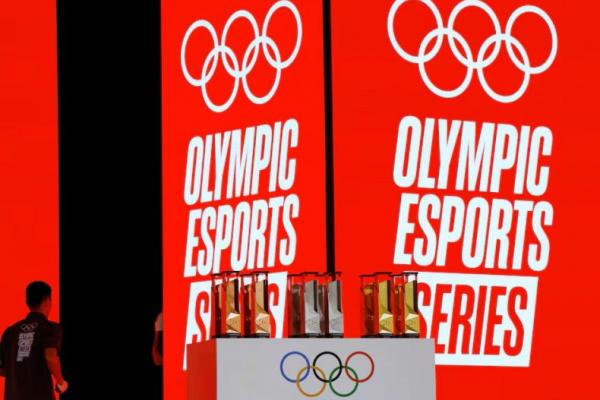 Trofi Olimpiade Esports pertama yang akan diberikan dipamerkan setelah acara bersepeda di Olympic Esports Week di Singapura, 23 Juni 2023. REUTERS 