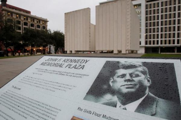 John F. Kennedy Memorial Plaza, ditutup pada hari peringatan 50 tahun pembunuhan JFK, difoto di Dallas, Texas 22 November 2013. REUTERS 