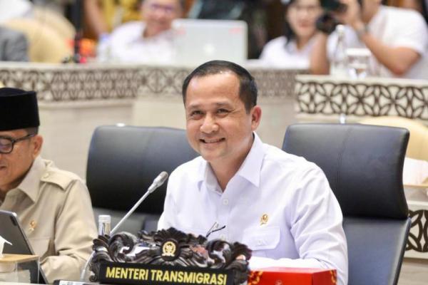 Menteri Transmigrasi Muhammad Iftitah Sulaiman Suryanegara dalam rapat kerja Komisi V DPR  yang membahas soal efisiensi anggaran (Foto: Humas Kementrans) 