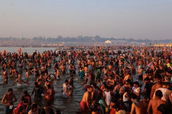 Umat beriman berendam di Sangam, pertemuan sungai Gangga dan Yamuna dengan sungai Saraswati saat festival Maha Kumbh Mela, di Prayagraj, India, 12 Februari 2025. REUTERS 