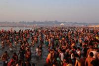 Umat beriman berendam di Sangam, pertemuan sungai Gangga dan Yamuna dengan sungai Saraswati saat festival Maha Kumbh Mela, di Prayagraj, India, 12 Februari 2025. REUTERS