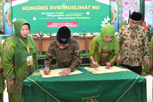 Penandatanganan Memorandum of Understanding (MoU) atau nota kesepahaman antara Mendes PDT Yandri Susanto bersama Ketua Umum Muslimat NU, Khofifah Indar Parawansa (Foto: Kemendes PDT) 