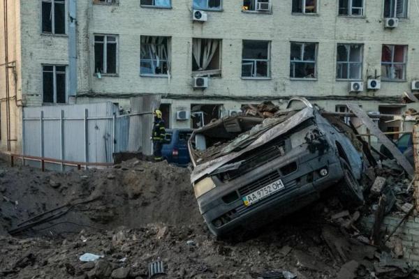 Pemandangan menunjukkan lokasi serangan rudal Rusia di Kyiv, Ukraina 12 Februari 2025. REUTERS 