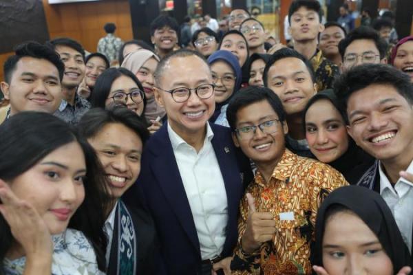 Wakil Ketua MPR RI dari Fraksi PAN, Eddy Soeparno menggelar agenda MPR Goes to Campus ke sejumlah universitas di Cirebon, Semarang dan Yogyakarta (Foto: Humas MPR) 