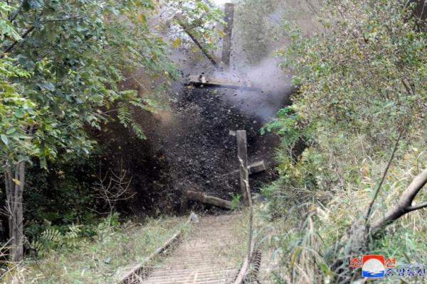 Bagian dari jalur kereta api dengan Korsel diledakkan untuk ditutup sepenuhnya, di sepanjang wilayah perbatasan selatan Korut, 15 Oktober 2024. Foto dirilis KCNA pada 17 Oktober 2024 via REUTERS 