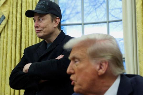 Elon Musk mendengarkan Presiden AS Donald Trump berbicara di Ruang Oval Gedung Putih di Washington, D.C., AS, 11 Februari 2025. REUTERS 