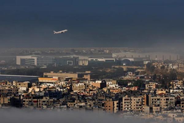 Sebuah pesawat terbang di atas pinggiran selatan Beirut. (FOTO: REUTERS) 