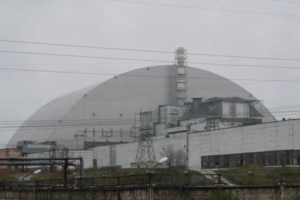 Tempat perlindungan di atas sisa-sisa reaktor nuklir Unit 4 di pembangkit listrik tenaga nuklir Chornobyl dekat kota Chornobyl, Ukraina. (FOTO: EPA) 