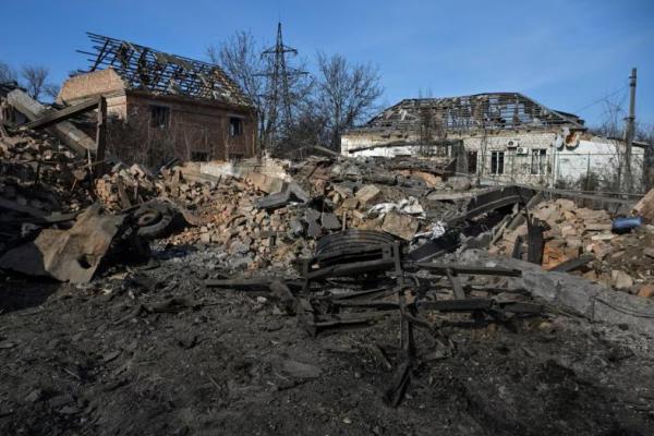 Pemandangan menunjukkan bangunan tempat tinggal yang hancur akibat serangan militer Rusia di kota garis depan Orikhiv, wilayah Zaporizhzhia, Ukraina 12 Februari 2025. REUTERS 