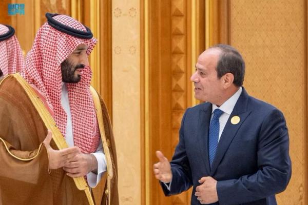 Putra Mahkota Saudi Mohammed bin Salman bertemu dengan Presiden Mesir Abdel Fattah al-Sisi saat KTT Organisasi Kerjasama Islam di Riyadh, Arab Saudi, 11 November 2023. REUTERS 