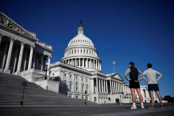 Orang-orang melihat Gedung Capitol AS di Capitol Hill di Washington, AS, 23 November 2024. REUTERS 