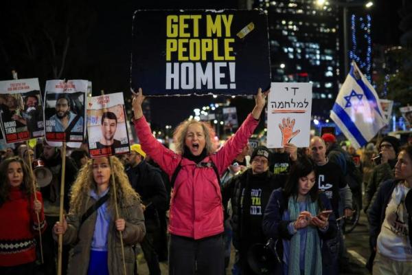 Demonstran membawa plakat dan gambar sandera yang diculik selama serangan Hamas, di Tel Aviv, Israel, 13 Februari 2025. REUTERS 