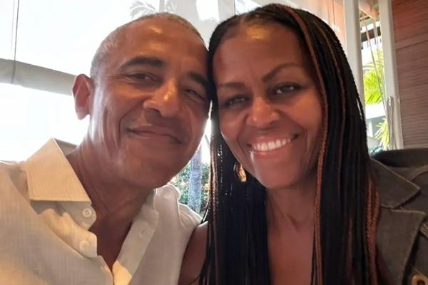 Barack Obama dan Michelle Obama merayakan Hari Valentine dengan swafoto yang serasi. (FOTO: X) 