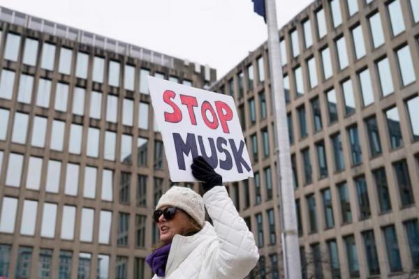 Orang-orang berkumpul untuk berunjuk rasa di luar kantor pusat Kantor Manajemen Personalia di Washington, AS, 2 Februari 2025. REUTERS 