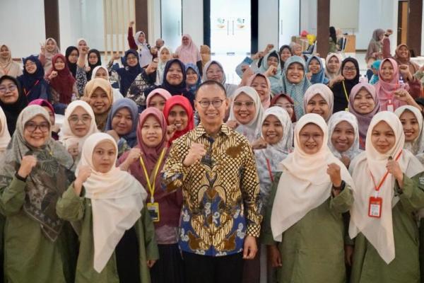 Wakil Ketua MPR RI dari Fraksi PAN Eddy Soeparno usai menjadi pembicara dalam Sekolah Politik Perempuan yang diselenggarakan oleh Nasyiatul Aisyiyah (Foto: Humas MPR) 