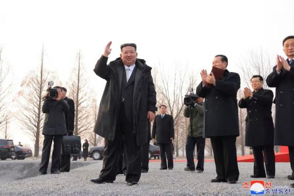 Rayakan Ulang Tahun, Ini Pertama Kalinya Kim Jong Un Kunjungi Makam Ayahnya