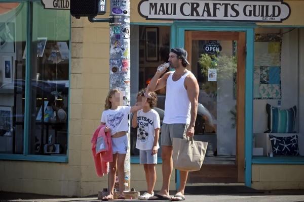 Justin Baldoni bersama kedua anaknya makan siang di Hawaii. (FOTO: BACKGRID) 