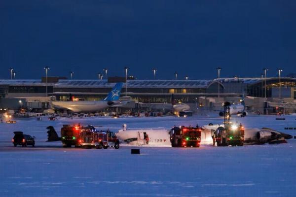 Pesawat Delta Terbalik saat Mendarat di Bandara Toronto, 18 Orang Terluka