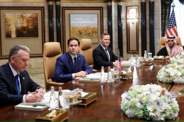 Menlu AS Marco Rubio dan timnya selama pertemuan dengan tim Menlu Saudi Pangeran Faisal bin Farhan Al Saud, dan tim Menlu Rusia Sergei Lavrov di Istana Diriyah, di Riyadh, Arab Saudi, 18 Februari 2025. REUTERS 