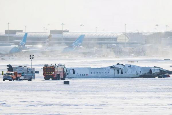 Bongkah pesawat CRJ900 yang dioperasikan Delta Air Lines tergeletak di landasan pacu Bandara Internasional Toronto Pearson di Mississauga, Ontario, Kanada, 18 Februari 2025. REUTERS 