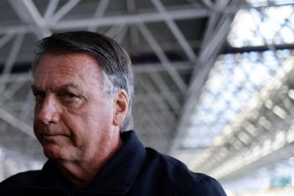 Mantan Presiden Brasil Jair Bolsonaro tiba di Bandara Internasional Brasilia, Brasil, 18 Januari 2025. REUTERS 