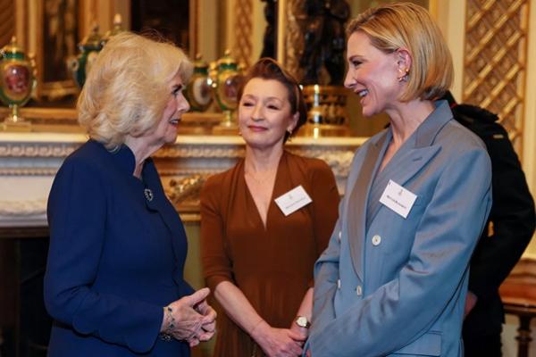 Ratu Camilla bersama Lesley Manville, kiri, dan Cate Blanchett di Istana Buckingham pada 18 Februari 2025. (FOTO: GETTY IMAGE) 