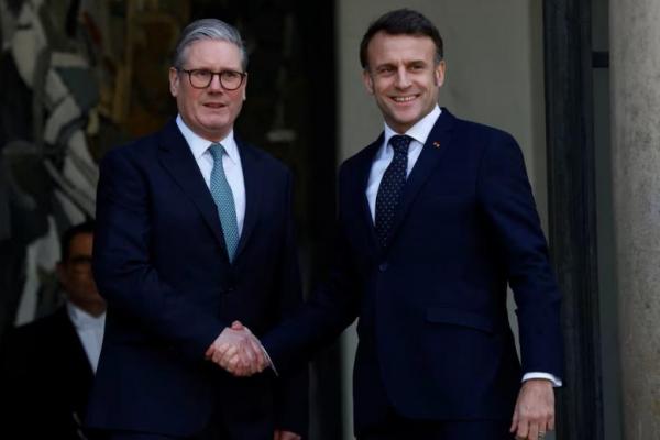 Presiden Prancis Emmanuel Macron menyambut Perdana Menteri Inggris Keir Starmer di Istana Elysee di Paris, Prancis, 17 Februari 2025. REUTERS 