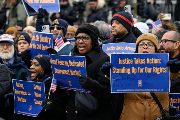 Aktivis serikat buruh berunjuk rasa untuk mendukung pekerja federal selama protes di Capitol Hill di Washington, AS, 11 Februari 2025. REUTERS 