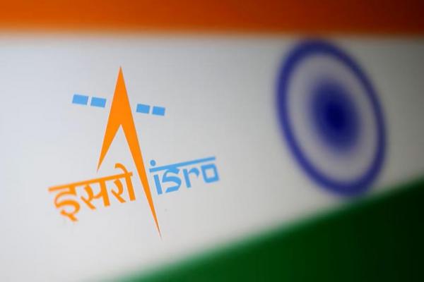 Logo Organisasi Penelitian Luar Angkasa India ISRO dan bendera India terlihat dalam ilustrasi yang diambil pada 10 Oktober 2024. REUTERS 