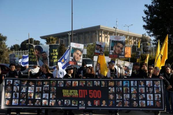 Keluarga dan pendukung sandera berunjuk rasa di luar Knesset, parlemen Israel, untuk menandai 500 hari penyanderaan, di Yerusalem, 17 Februari 2025. REUTERS 