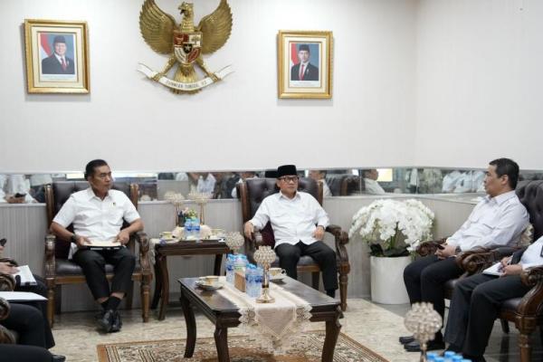 Menteri Desa dan Pembangunan Daerah Tertinggal (Mendes PDT) Yandri Susanto saat menyambangi Bareskrim Mabes Polri (Foto: Kemendes PDT) 